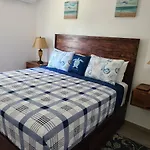 Cozy 2 Bedroom Apartment 7 Minutes Walk To Beach.